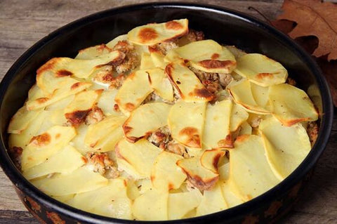 Millefoglie di patate, salsiccia e Occelli in foglie di castagno