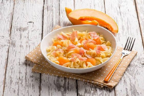 Insalata di pasta con prosciutto, melone e Crutin® Occelli a scaglie