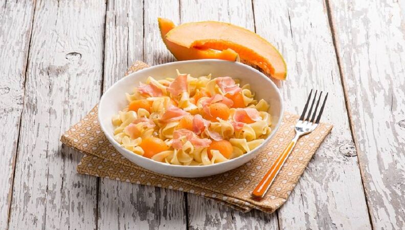 Insalata di pasta con prosciutto, melone e Crutin® Occelli a scaglie